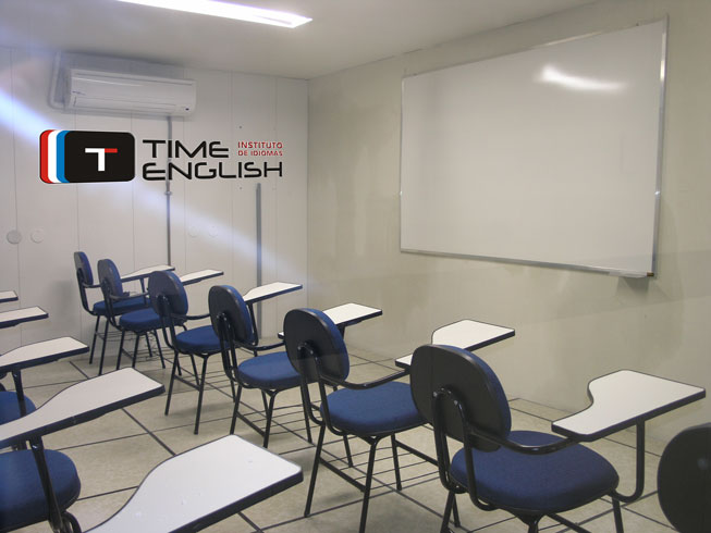 Sala de aula da Time English preparada para receber os alunos